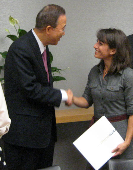 El Secretario General de las Naciones Unidas, Ban Ki-moon recibe un ejemplar de “Olivenza Oculta”