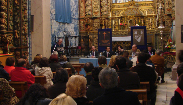 Presentación del libro “La herencia portuguesa en las cofradías de Olivenza”, de José Antonio González Carrillo en la Fundación Hospital Santa Casa de Misericordia de Olivenza. Marzo 2010. Apresentação do livro “La herencia portuguesa en las cofradías de Olivenza”, de José Antonio González Carrillo, na Fundação Hospital Santa Casa de Misericórdia de Olivença. Março de 2010.